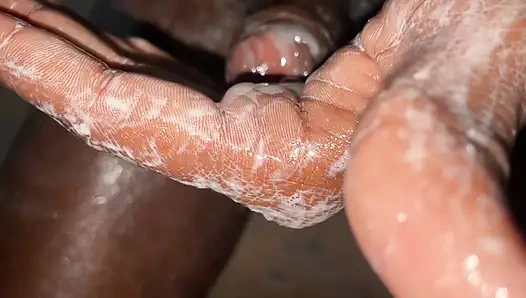 ŞEYTAN ELINI UZATARAK TATMIN OLMUYOR. TATMIN OLMAK IÇIN SıKı AMCıK ISTIYOR. SERT SIKIŞ