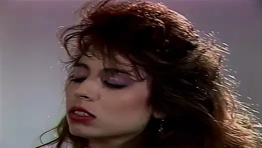 Christy bir arabada sikikleri ve göğüsleri üzerinde cum alır (4k lüks)