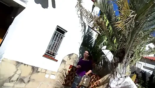 Yarak emiyor amcığını parmaklıyor... ağzına boşalma