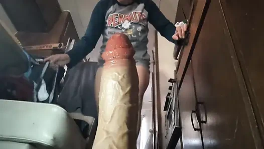 Orta Yaşlı Seksi Kadın Amcığında Büyük Dildo