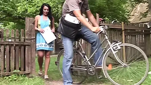 Posta adamını çimlerde sikiyor