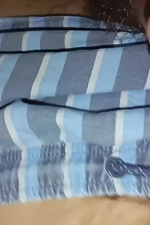 Büyük yaraklı domuz mayosunu dölle boyadı ve mastürbasyon yapmak ve boşalmak zorunda kaldı