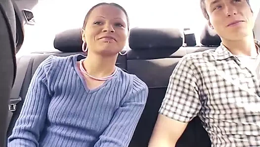 Seksi bir Alman kız daha önce hiç olmadığı kadar sert bir horoz yapıyor