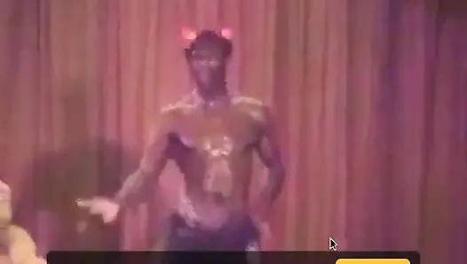 Şeytani seksi siyah striptizci