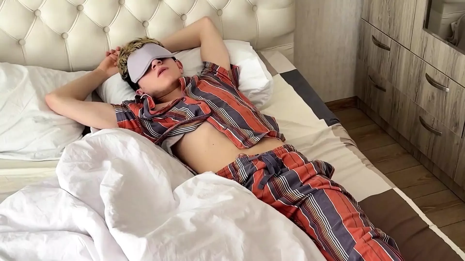 Woke up the Guy Blowjob, Sucked the Guy's Big Dick After Which He Entered Me and Brought Me to Orgasm, Finished in the Ass