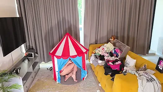 Ateşli esmer sıkı amcıklı minyon bebek evin ortasında yaraklarla oynamak için bir sirk çadırına sahip