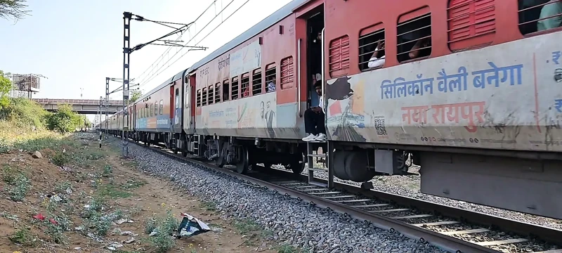 Tren istasyonu se rail gujarti Hui aate hue aur sex karte hue dekh liya