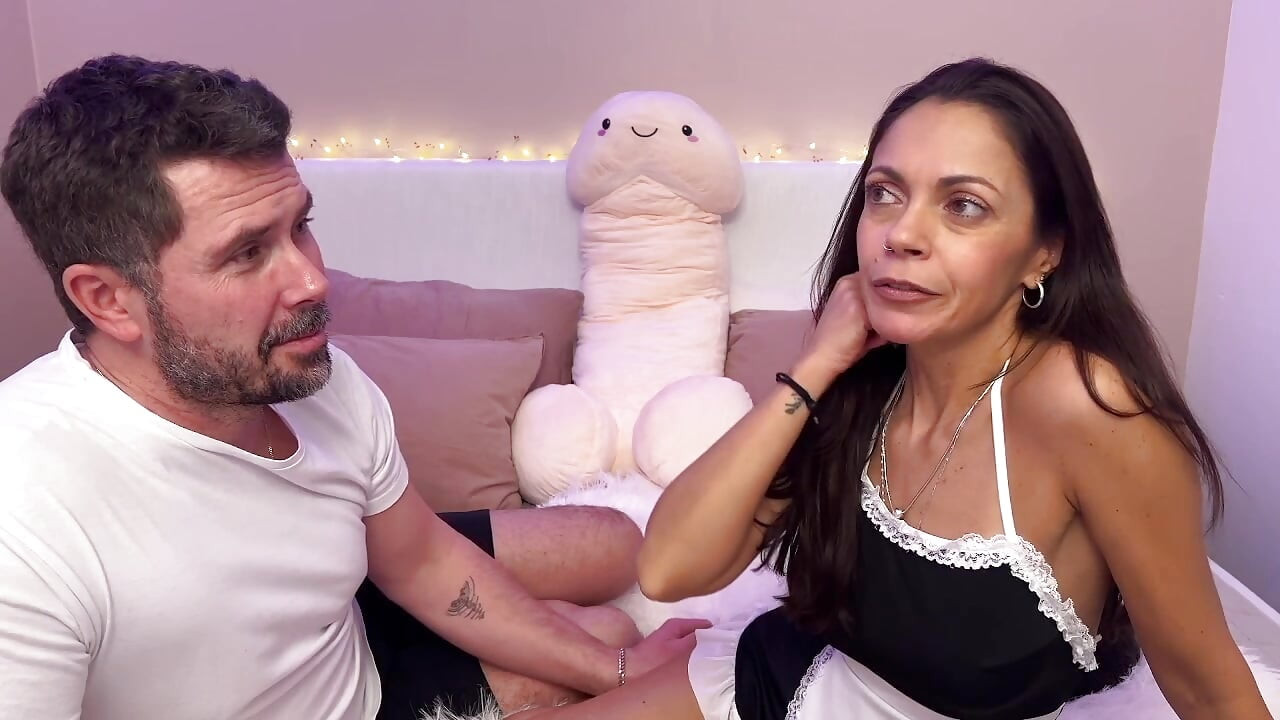 Orta yaşlı seksi kadın bize oyuncaklara olan aşkından daha fazlasını anlatıyor ve en sevdiğilerinden bazılarını gösteriyor