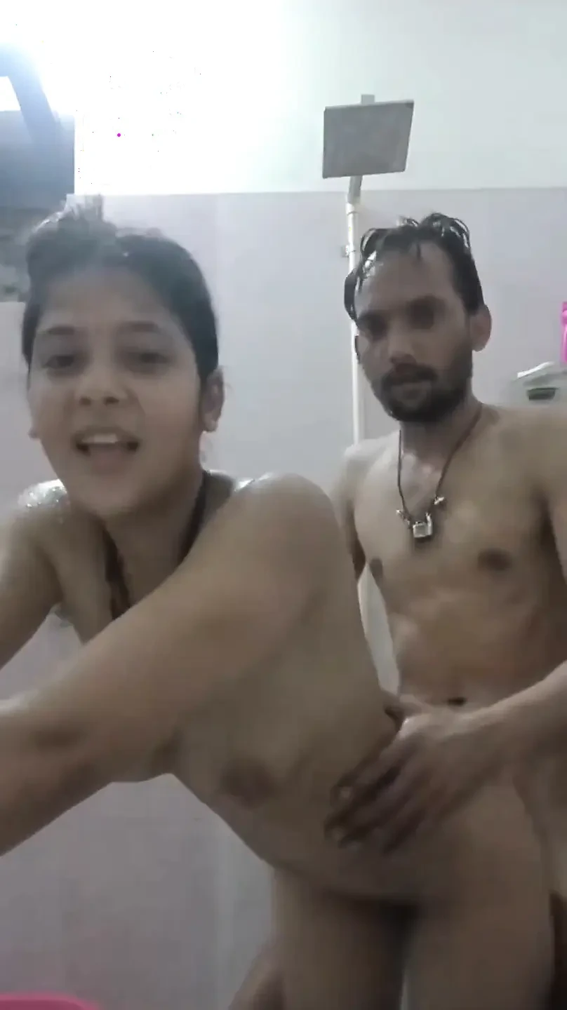 Hintli genç aşıklar banyoda ateşli sert domaltmalı seks videosu