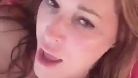 Yatak odamda mastürbasyon yaparken beni izle