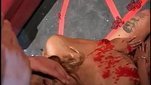 Sarışın striptizci götünü siktiriyor