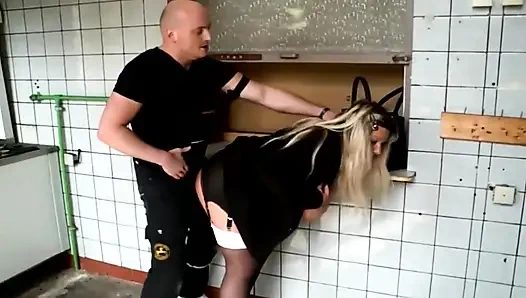 Üvey oğul büyük memeli üvey annesini sikiyor