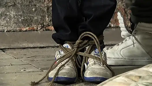 Leo Kenzie tarafından mumyalanıyor