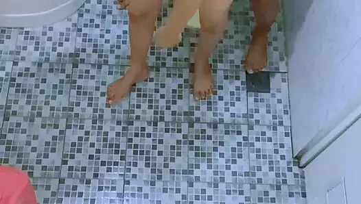 Komşunun karısıyla tuvalette sikişiyor