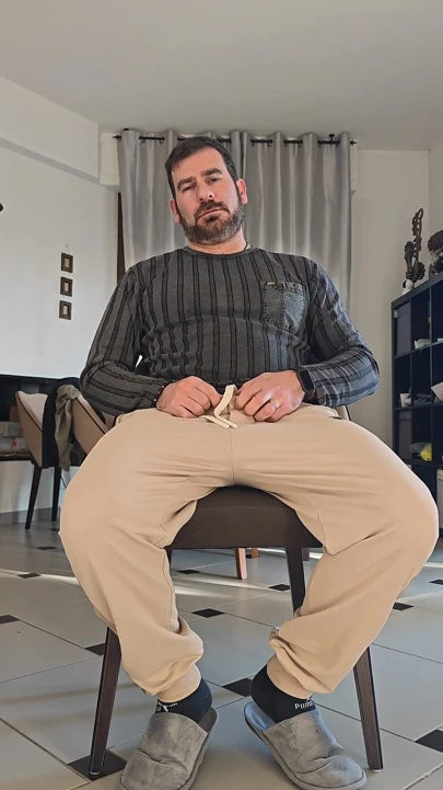 Üvey baba büyük yarakla mastürbasyon yapıyor
