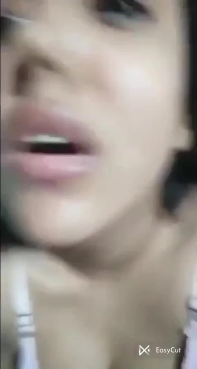 Сногсшибательный момент из "Дези пальцами, девушка играет с огурцом, индийская бенгальская девушка пальцами"