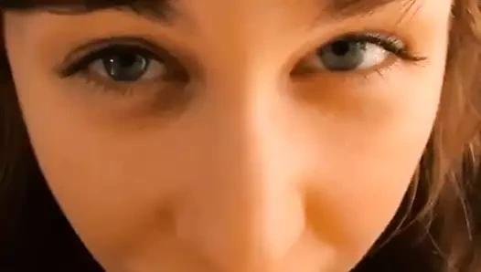 Derin boğaz yaparken güzel gözler göz kırpıyor