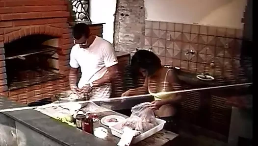 Harika göğüslü ve götlü hatun soyunuyor ve şömine tarafından sikiliyor