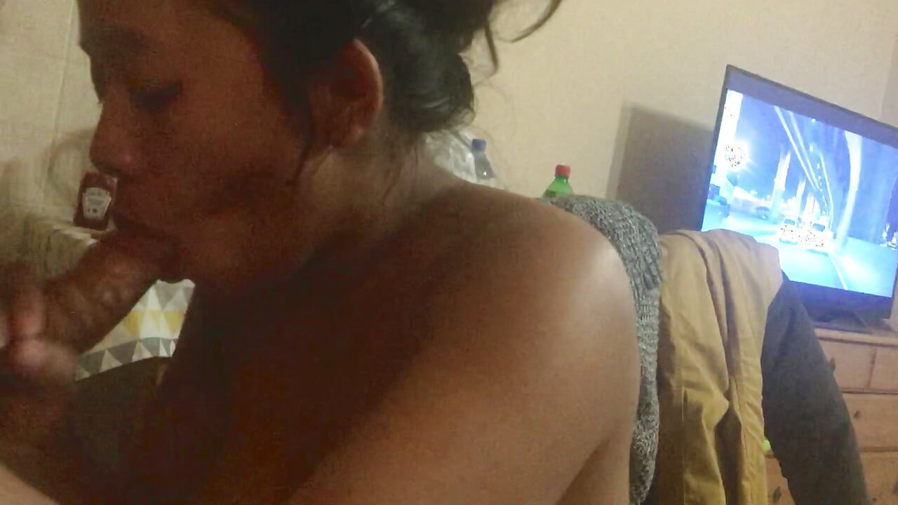 Endonezyalı Dizlerinin Üstünde Penis Emiyor