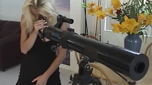 Düzgün vücutlu bir tanrıça mütevazı vücuduyla oynuyor