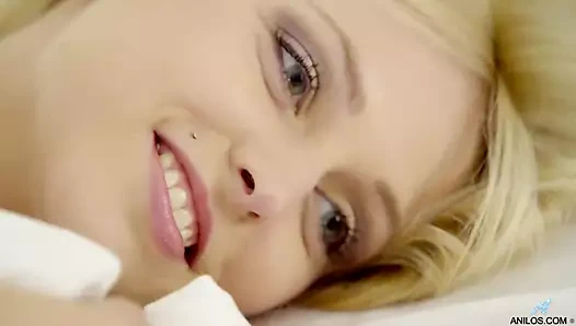 Debora her zaman süper sıkı vücudunu zevk almanın yeni yollarını arıyor,