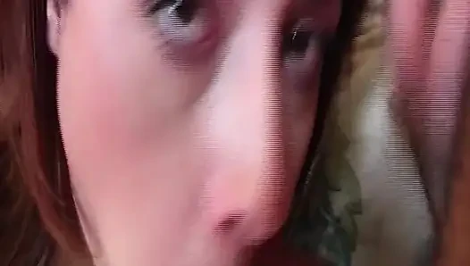 Kırmızı iç çamaşırlı esmer kadın kalın yarakla anal seks yapıyor