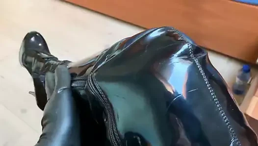 Vinil elbise ve ayakkabılarda lateks eldivenler