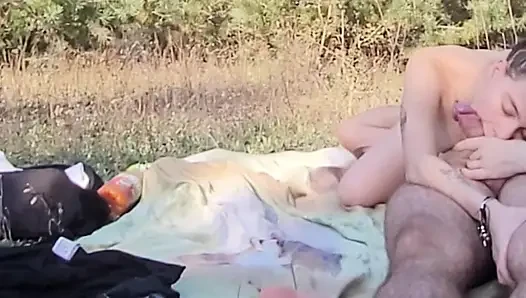 Açık havada gırtlağına kadar halka açık oral seks