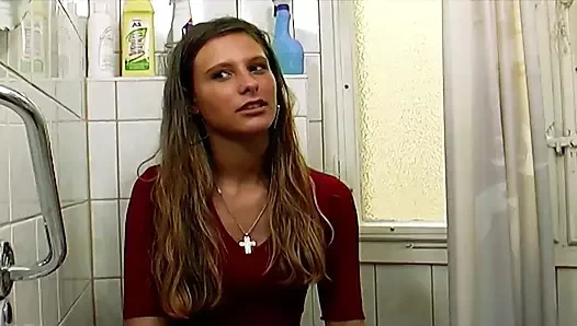 Muhteşem görünümlü Alman genç kız sert yarak emmeyi seviyor