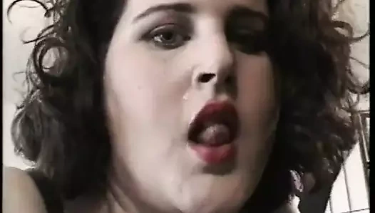 Rodney'nin yüzü solgun bir esmerin büyük götüne gömülü