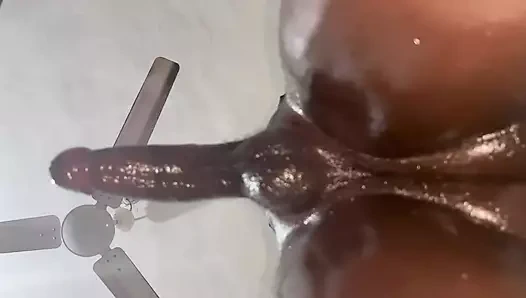 Şişman uzun yaraklı üniversiteli adam aç yarağını okşuyor