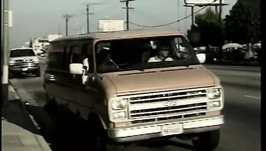 Siyah civciv kalın bacaklarını ve sikikleri yayılır