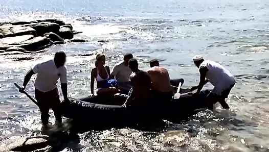 Sarışın orta yaşlı seksi kadın ve bukkake için dp ile açık havada grup seks