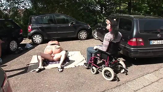 Tombul hatun açık havada iki yarağı birden sikiyor