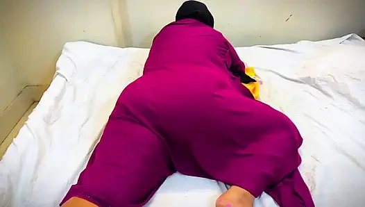 Lübnanlı ateşli hizmetçi yatağımı dinlendiriyor ve büyük götünü kabarık götlü görüyorum ve mastürbasyona başlıyorum