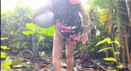 Harika açık havada çiş.senin nomita boudi