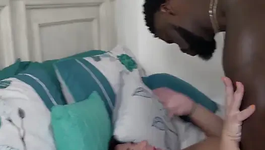 Olgun orta yaşlı seksi kadın ateşli sert sikişte büyük zenci yarağına biniyor