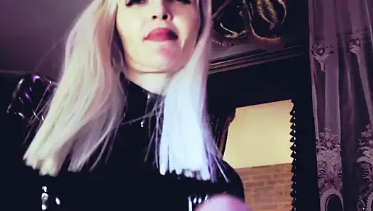 Ateşli domina eva lateks yarakla oynuyor cbt oyuncakları bdsm sapık kadın egemenliği fetiş orta yaşlı seksi olgun sahibe sarışın