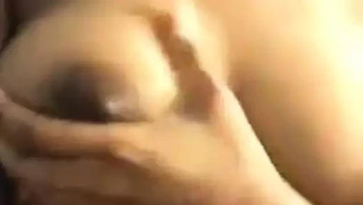 Karısı göğüsleriyle oynuyor.