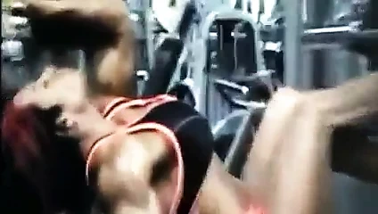 Wendy seksi tarafını gösteriyor