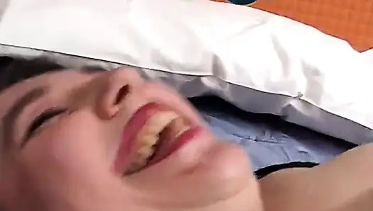 İç çamaşırlı şişman İtalyan kadın tek başına seks yapıyor