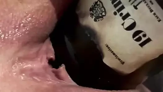 Islak amcığımda şişe sikiyorum