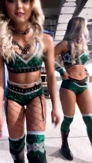 Aew - seksi yeşil kıyafetler içinde tay conti ve anna jay