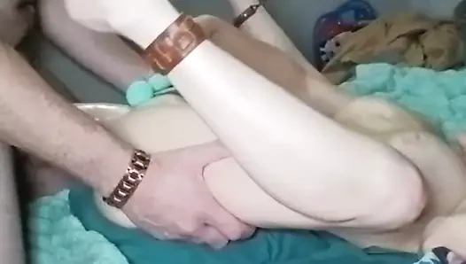 Üvey kız kardeş sıkı lil amcığını uzatırken titreşen bu büyük yarağı seviyor