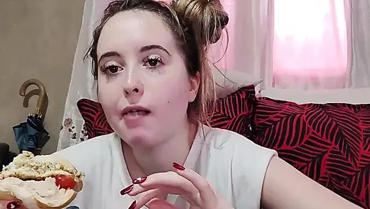 Kirazlı domatesli omletli sandviç yiyor
