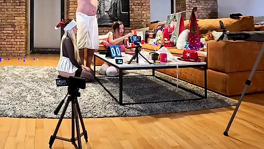 İki kız bir adam birçok hediye ve cfnm elle muamele meydan okuması ile mini bir rulet oyunu