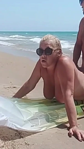 Сногсшибательный момент из "Снова трахаю мачеху на пляже"