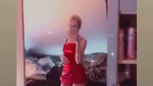 Lea ateşli bacaklarını sergiliyor