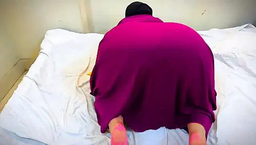 Arab hidzsáb lány játékot helyez a duci nagy segglyukba, öröm