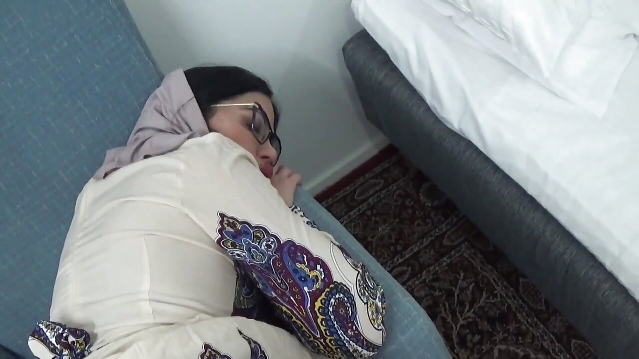 Büyük götlü Arap üvey anne ile seks ve seksi götüne boşalma